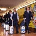 羽田空港に約700人のファンが終結「長友ー！」と大歓声　トロフィーレプリカを持つ人も