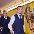 長友佑都にひときわ大きな歓声　“青春“終えて羽田空港に帰国、表情を和らげ応える場面も