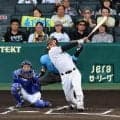阪神・森下がリーグ最速２０号　プロ初先発の下村を強力援護、ベンチへ戻りハグ　初回の第１打席で左中間へ