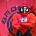 さいたまブロンコス、筋肉質な新マスコット「ブロンコス・ブロウラー」を発表…浦和駅で“雨中の挨拶運動”も