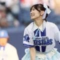 「ビジュ良すぎ」黒髪美女がノーバウンド投球　スカートひらりに悶絶「かわいすぎんか！」