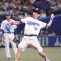 【中日】木村祐一が白ハーフパンツ姿で始球式　ドアラ＆ブラックドアラ見守る前でサウスポー披露