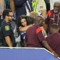 【Ｗ杯】「イエローないの？」「美女」「彼女かしら？」ゴラッソ→客席に飛び込み女性とハグ！カボベルデＤＦに闘莉王氏「ピッチに戻ってください」