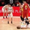 「何てことするんだ！」中国巨漢の“膝”が日本SGの下腹部直撃…「なんでファウル…」「ゾッとする」悶絶姿＆判定にファン騒然【バスケW杯予選】