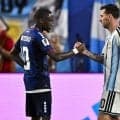 取材中に乱入したカーボベルデ選手とも写真撮影　メッシの“神対応”に脚光　敵GKはユニフォーム交換の舞台裏を告白「この瞬間を一生忘れない」【W杯】