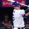 片手で“ちょこん”→フェン直三塁打　中日大砲の変態打球に衝撃「バケモン」「なんで」
