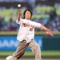 狩野英孝、ぎこちないマエケン体操→ワンバン投球　始球式に登場「今年もやってまいりました」