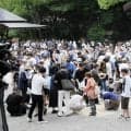 甲子園球児みたい　横綱土俵入り後に砂をかき集める来場者の姿「毎回そうです」