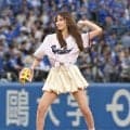謎の９頭身美女、神宮登場に球場騒然　ロングヘアなびかせて始球式→ノーバンならず、ピョンピョン飛び跳ね悔しがる
