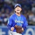 観客ざわつく…ヤクルト古賀の送球がDeNA篠木の頭部に直撃　線の内側走っておりアウト判定