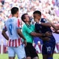【Ｗ杯】ファウル受けたエムバペが相手を突き飛ばして一触即発　つかみ合いも　主審がフランス-パラグアイの両チームの選手を仲裁