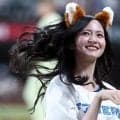 「美人可愛い」ノーバウンド投球　腹筋チラリの特別コーデ…“最強美女”の「スタイルえぐ」