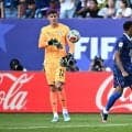 エムバペが握手拒否？一触即発の荒れ試合後に…パラグアイGKをスルー→背中にボール当てられる