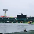 阪神　広島戦開催へ向け午後４時に開門　グラウンドは全面シートが敷かれた状態　甲子園上空は分厚い雲