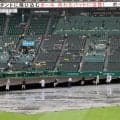 阪神　広島戦開催へ向け午後４時に開門→同５時に全面シート撤去作業始まる　両チームも試合に向けて汗流す