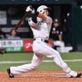 【ソフトバンク】栗原陵矢24号、２発６打点の近藤に向かいガッツポーズ　ハイレベル争い監督歓迎