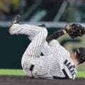 阪神・中野拓夢　超絶美技再び！ジャンプ一番で菊池のライナーをキャッチ　再三の好守で聖地沸かす