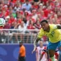 「これは止められんって」怪物ハーランドの“理不尽ヘッド”にブラジル代表DF撃沈！「急に現れてズドン」圧巻の動き出しから超高打点ヘディング弾