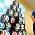 サッカーW杯公式球レプリカ、27小学校に贈る　山口・周南の経営者