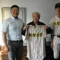 95歳書家が筆でエール　敦賀工が新ユニホームで夏の福井大会に挑む