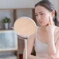 繰り返すこめかみニキビ、その原因は肌だけじゃないかも