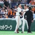 巨人にアクシデント発生　無安打投球中の戸郷が負傷降板…打席で一塁駆け抜けた際に顔しかめる