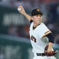【巨人】無安打無失点と好投の戸郷翔征にアクシデント…一塁を駆け抜けた際に左太もも裏抑え、ベンチ裏に　橋上監督代行も心配そうに見つめる
