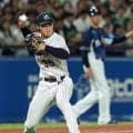【ヤクルト】ナイスキャッチも…判定はファウル　三塁守る石井巧がベンチ内で飛球つかむ