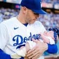 ドジャース　フリーマンの長女が「本当にかわいい」「ああ、なんてこと」一家で始球式に登場　フィールドで抱っこのパパが幸せいっぱい