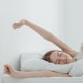 エアコンの冷房は一晩中つけるべき？タイマーがいい？睡眠専門家が警鐘