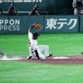 【巨人】「痛そう…」「ケガしないで」一塁手ティマのユニホームがビリビリに破れるアクシデント