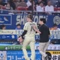 日本ハム・加藤貴が緊急降板　六回１死一、二塁の場面でトレーナーとともにベンチへ　そのまま降板