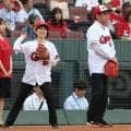 広島戦始球式で行政２トップが異例のバッテリー結成　投手を横田広島県知事、捕手を松井広島市長が務める　マツダスタジアムは「改めて良いスタジアムだなと」
