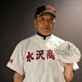 育成功労賞の中村克巳さん、岩手大会で始球式　生徒が贈ったグラブで