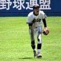 2点追う九回　緊張感漂うベンチ前で一発芸を見せた中大杉並・林主将