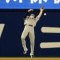 【巨人】名手まさか落球…左翼・松本剛が内野の後方までダッシュで前進もグラブかすめ今季初失策