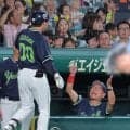 ヤクルト　対阪神３連勝で首位と１・５差に　五回に無安打で同点　六回に赤羽が決勝弾　先発・高橋が２勝目