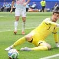 【Ｗ杯】ベルギー守護神が涙の負傷交代…好守連発のＧＫクルトワ、涙をぬぐいながらピッチ去る　スペイン戦