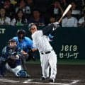 【阪神】森下翔太の豪快スイングがサンタナの目測ミス誘発？　平凡飛球が定位置前に落ちる安打に