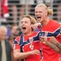 ｢まじいいやつ！｣怪物ハーランドの敗戦直後のピッチ上での旧友＆好敵手との“笑顔の抱擁”に称賛！｢ベリンガムの勝利を心から祝福するハーランド｣｢愛される理由がよく分かります｣