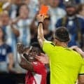 スイス失態、不動エースが号泣退場「愚行」「大根役者」同点直後に主審を欺きVARで軽率２枚目