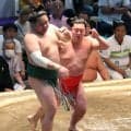 新十両・嵐富士が白星発進　赤色の締め込みは「新十両なので、ど派手にいこうと」　応援に来た母と弟に白星を届ける…名古屋場所初日
