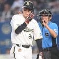 オリックス・紅林がヒヤリ　投球が顔面付近へ　左肩→フェイスガードに当たる死球　治療を受けた後、駆け足で一塁へ
