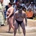 横綱大の里が新小結義ノ富士に敗れて黒星、豊昇龍は白星発進　休場明け両横綱明暗分かれる