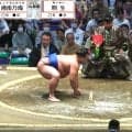 「なんかスゴイ人が相撲見てる」行司の背後に“ただならぬ”存在感の人物が鎮座 「あの格好で入れてもらえるんだ」ファンざわつき