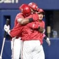 広島・ファビアン逆転決勝３ラン　坂倉とアツ～い抱擁　連敗も最下位危機も振り切り笑顔弾けた「打った瞬間、ホームランって感じ」