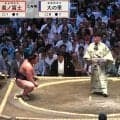 「横綱より目立ってる」「一番いい席に」大の里、初日黒星で館内騒然も…“異様”に目立つ人物の姿 “奇跡の画角”に反響も