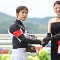 「可愛すぎてメロメロです」25歳女優が“肩出し”黒ドレスで競馬場に出現…「お美しいです」「絶世美女が福島降臨！」