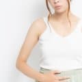 痩せ体型なのにポッコリおなか。その原因「反り腰」かも！？