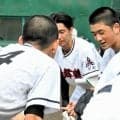 緊張しいな西舞鶴の主将・岡野選手　メモを片手にチームを引っ張る